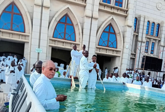 Baptismo: Provincia eclesiastica Pastor Dombaxe Malungo com 2230 catecumenos